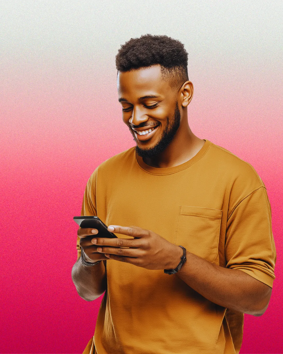 Homem olhando promoção no celular em um bar enquanto pessoas felizes conversam e bebem chopp